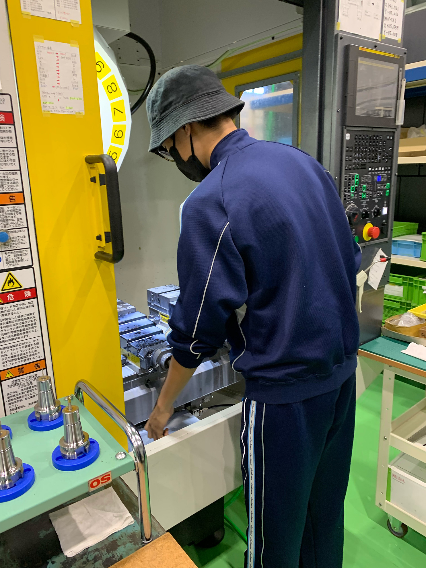 実際に機械を使って加工体験