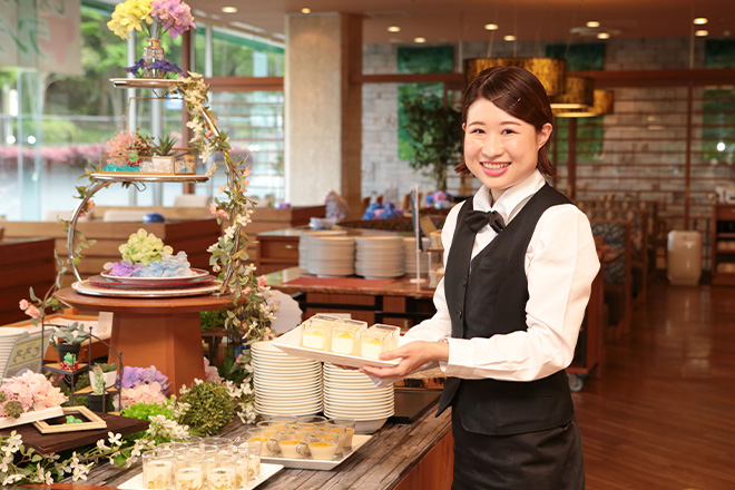 レストラン「シャンゼリゼ」での就業体験(準備・片付け・接客等)