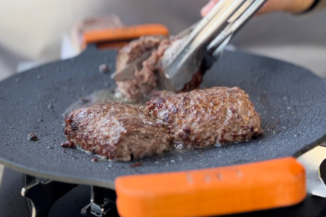 若手社員と一緒にハンバーグを焼いてランチタイム