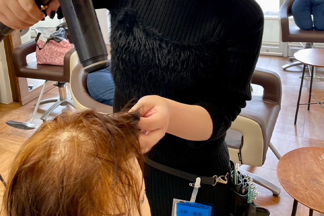 ヘアアイロンの使い方やヘアレンジを学ぶ