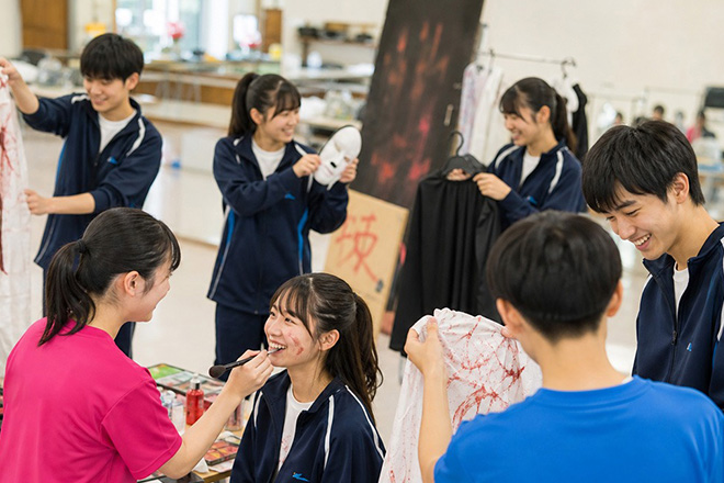 みんなでつくるお化け屋敷準備