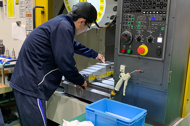 実際に機械を使って加工体験
