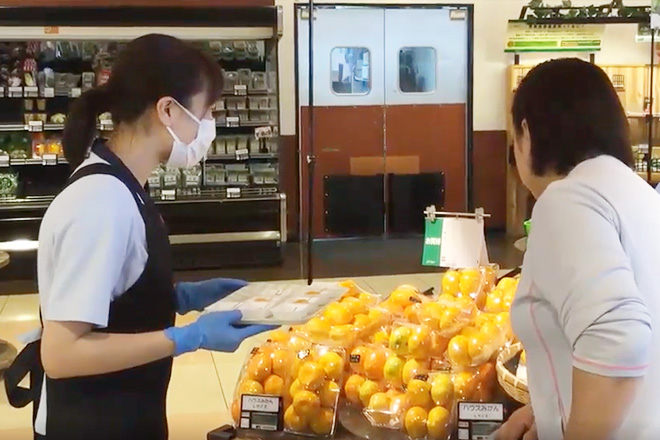 野菜や果物を売場用に加工・パック詰めやフロア部門での品出し