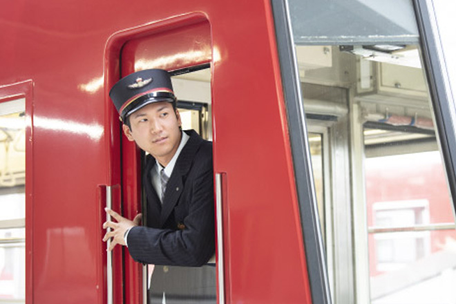 電車の運転士や運行方法について説明