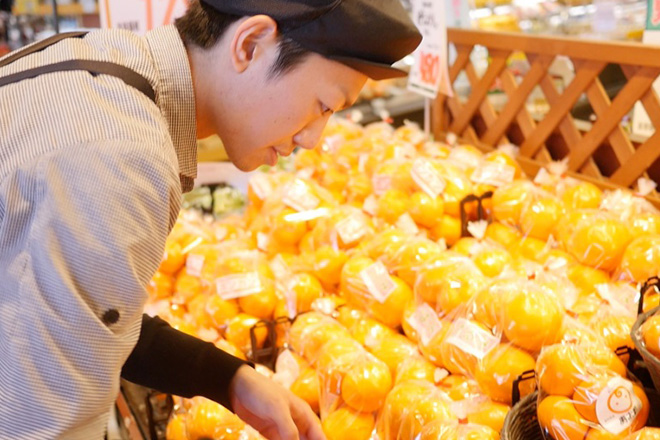 野菜や果物を売場用に加工・パック詰めやフロア部門での品出し