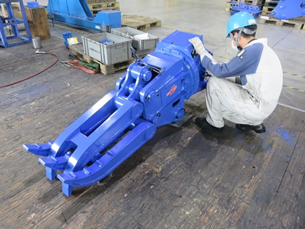巨大重機を支える“ものづくり”体験!鉄板から製品ができるまでに挑戦!